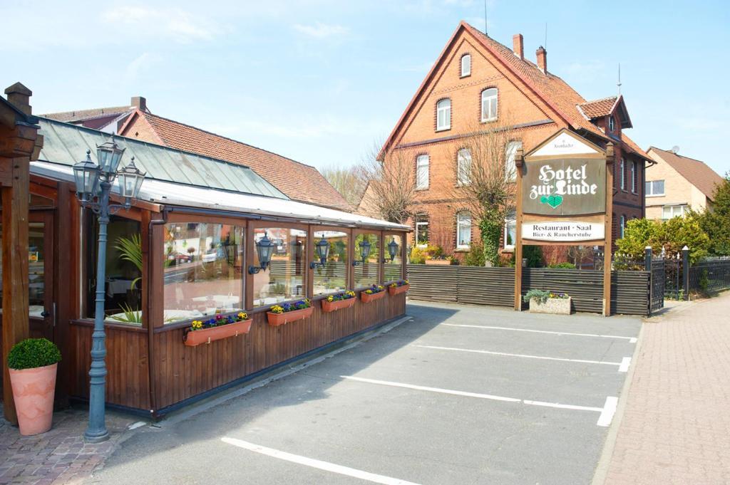 Hotel Restaurant Zur Linde Pattensen Exterior photo